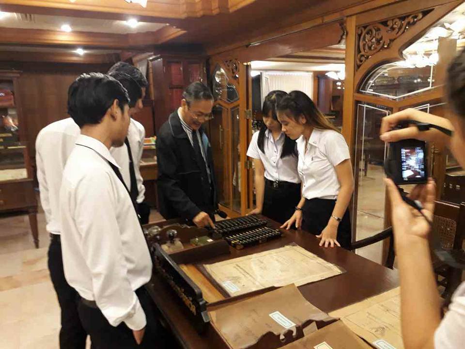 คณะอาจารย์และนักศึกษาจากชมรมคนรักกฎหมาย คณะนิติศาสตร์ มหาวิทยาลัยราชภัฏรำไพพรรณี จำนวน ๕๓ คน เข้ารับฟังการบรรยายเกี่ยวกับความรู้ทางด้านวิชาชีพกฎหมายและประวัติศาสตร์สถาบันอัยการไทย ณ พิพิธภัณฑ์อัยการไทย