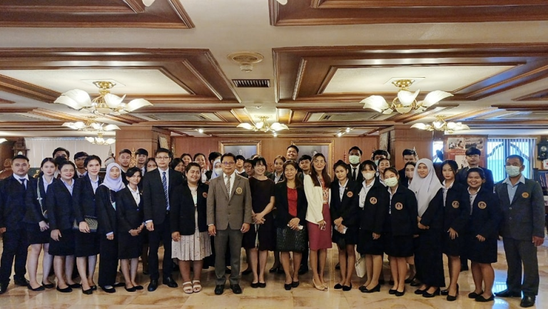 คณบดี อาจารย์และนักศึกษาจากคณะนิติศาสตร์ มหาวิทยาลัยราชภัฏสุราษฎร์ธานี เข้าเยี่ยมชมพิพิธภัณฑ์อัยการไทย