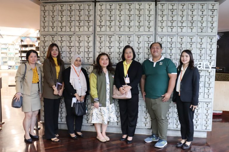 นางรัตนา เวชจันทรฉาย ผู้อำนวยการสำนักวิทยบริการ และบุคลากรสำนักวิทยบริการ เข้าเยี่ยมชมสำนักหอสมุด มหาวิทยาลัยเกษตรศาสตร์