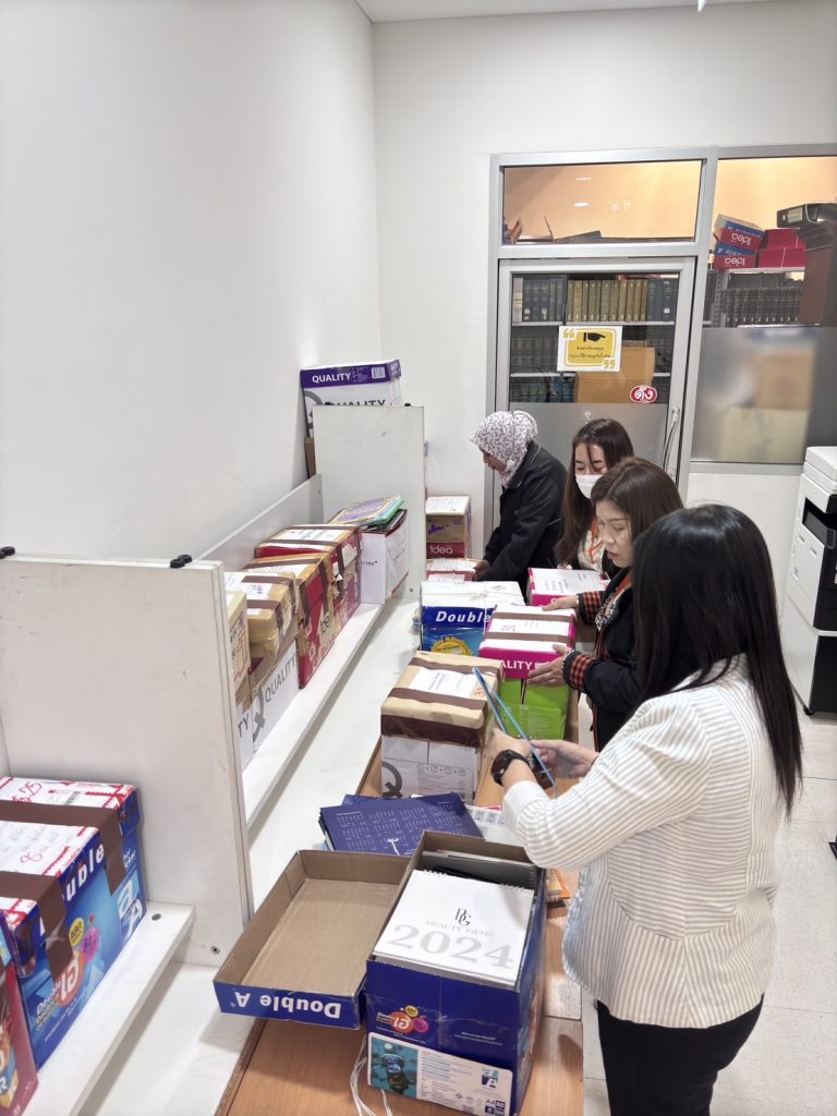 สำนักวิทยบริการ เร่งคัดแยกปฏิทินปีเก่า จากโครงการ “ปฏิทินเก่า เราขอ”