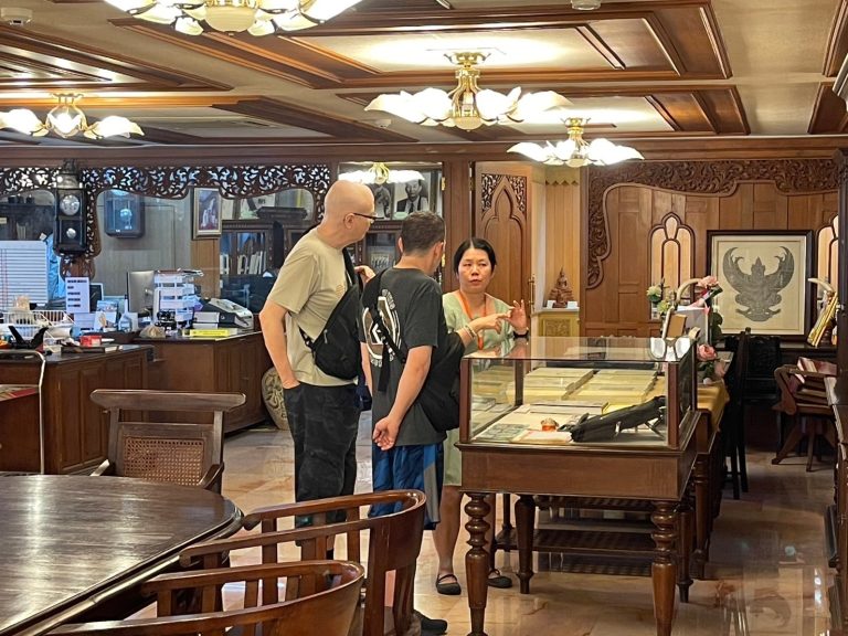 นักท่องเที่ยวชาวต่างชาติเข้าเยี่ยมชมพิพิธภัณฑ์อัยการไทย