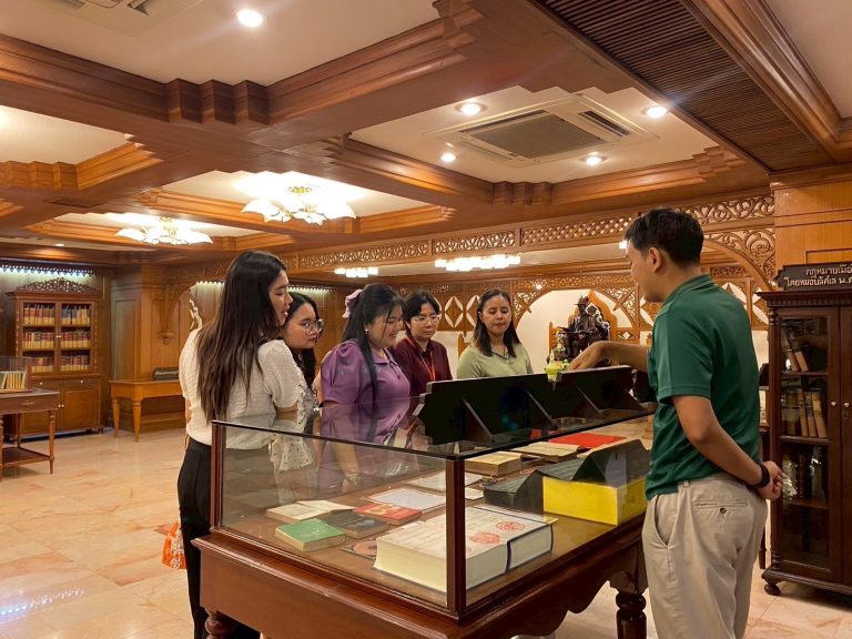 เจ้าหน้าที่ให้การต้อนรับผู้เข้าเยี่ยมชมพิพิธภัณฑ์อัยการไทย