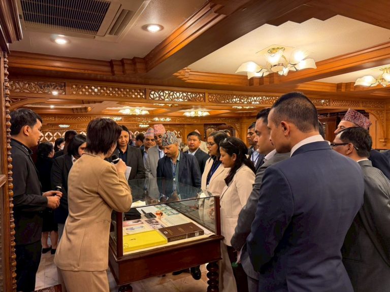 เจ้าหน้าที่ให้การต้อนรับผู้เข้าเยี่ยมชมพิพิธภัณฑ์อัยการไทย จากสหพันธ์สาธารณรัฐประชาธิปไตยเนปาล