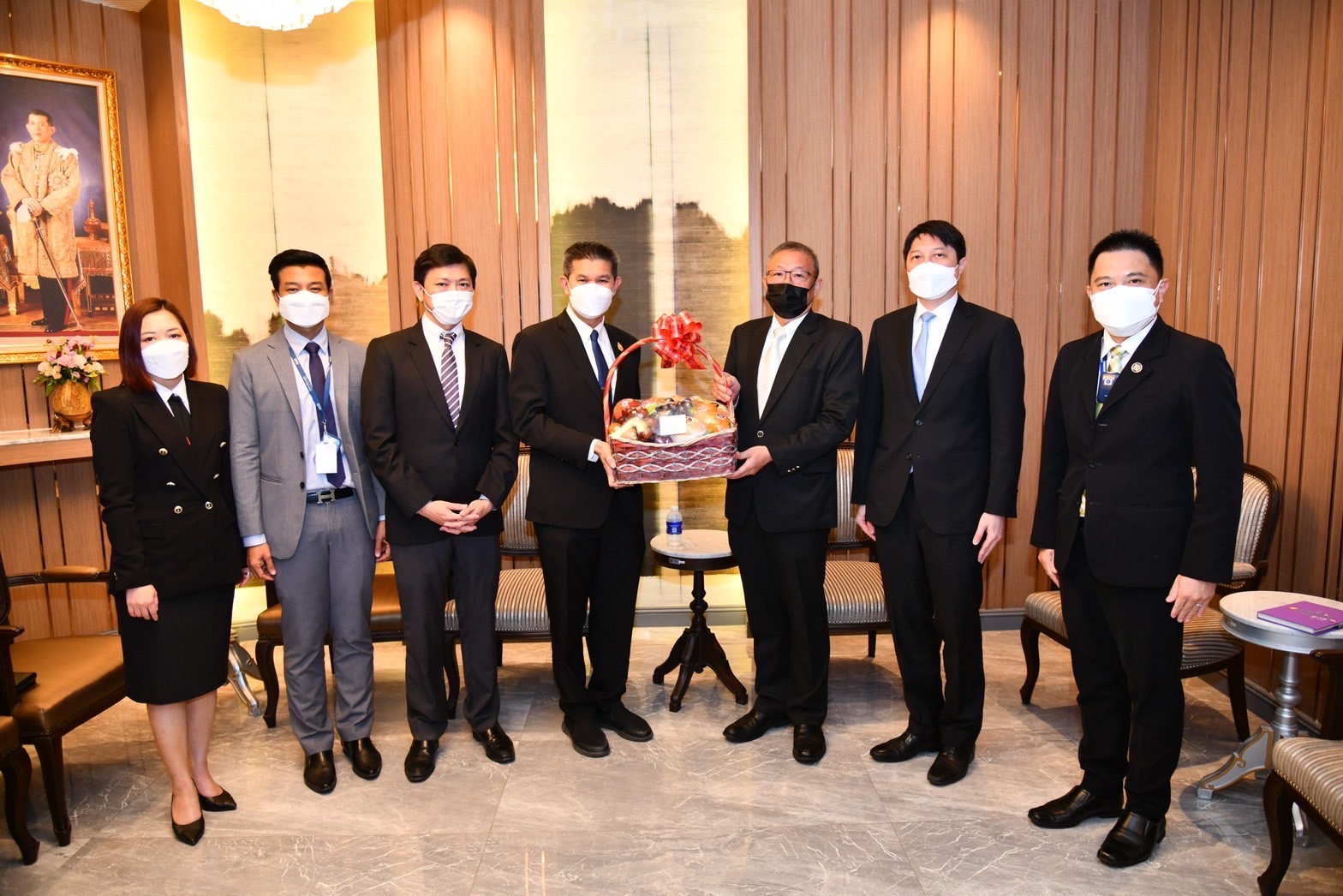 นายสราวุธ ปิตุเตชะ เลขาธิการสำนักงานอัยการสูงสุด และคณะ เข้าร่วมแสดงความยินดีกับนายธีระศักดิ์ เงยวิจิตร เนื่องในโอกาสเข้าดำรงตำแหน่งเลขาธิการสำนักงานศาลยุติธรรม