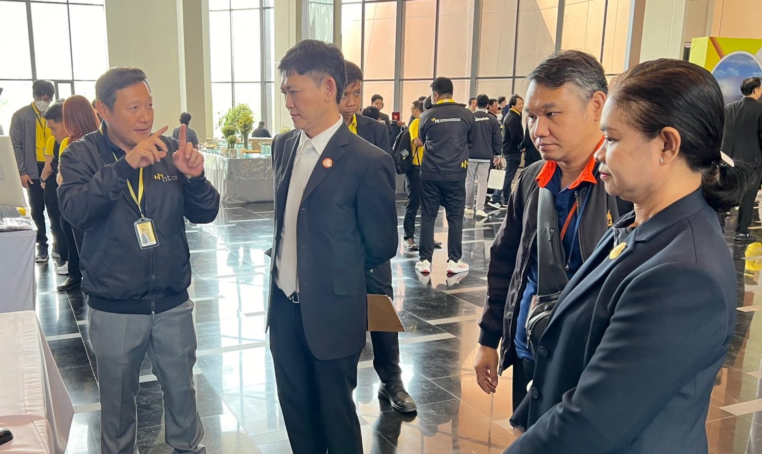 เข้าร่วมการประชุมรับฟังชี้แจงการให้บริการสื่อสารโทรคมนาคมผ่านเครือข่ายความเร็วสูง (Broadband) รวมถึงการให้บริการอื่น ๆ ณ บมจ. โทรคมนาคมแห่งชาติสำนักงานใหญ่